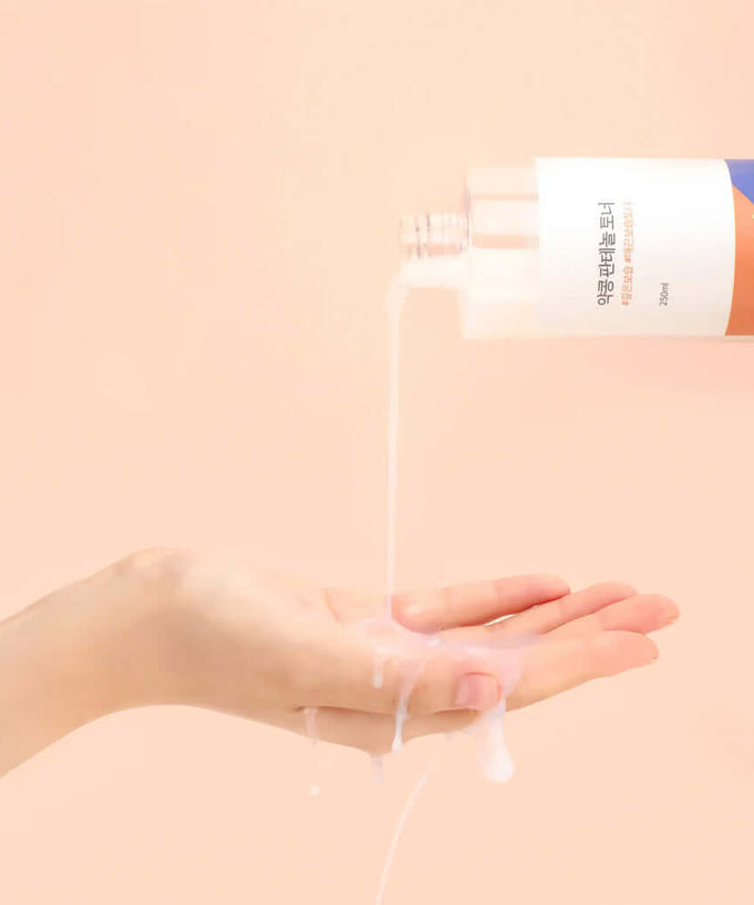 Applying ROUND LAB Yakkong Panthenol Toner 250ml to hand