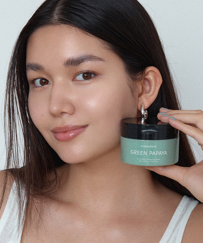 Model holding SHAISHAISHAI Green Papaya Pore Deep Cleansing Balm 85ml skincare product for pore cleansing