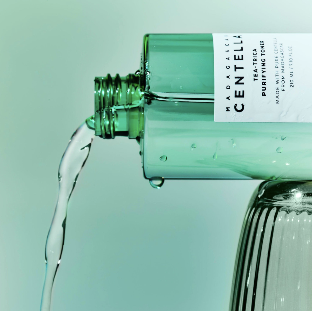 SKIN1004 Madagascar Centella Tea-trica Purifying Toner 210ml pouring from a green bottle