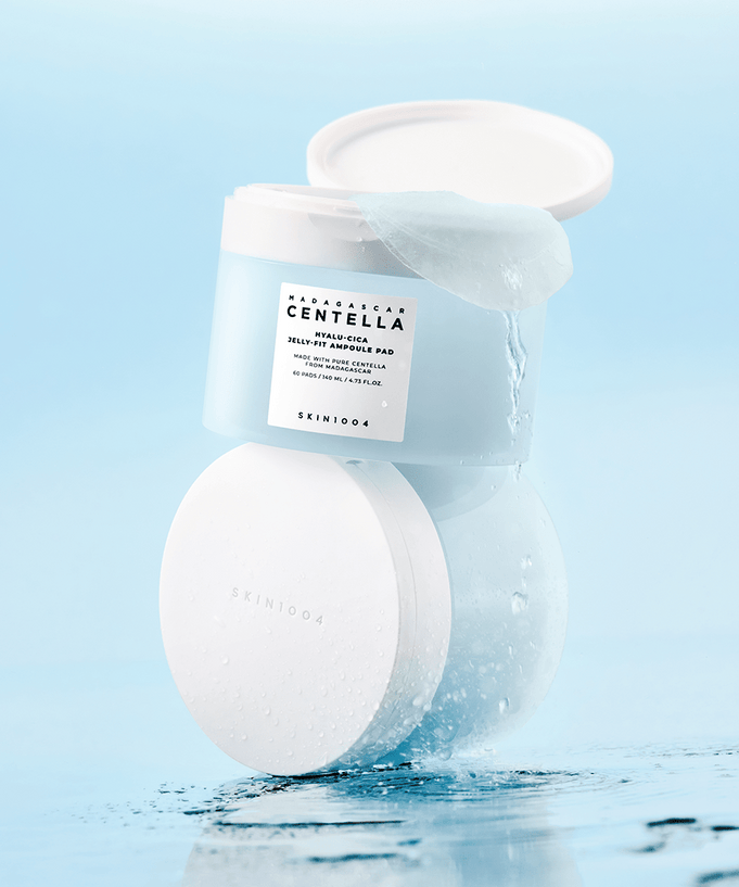 SKIN1004 Madagascar Centella-Hyalu-Cica Jelly Fit Ampoule Pads (60 sheets) with fresh texture on blue background.