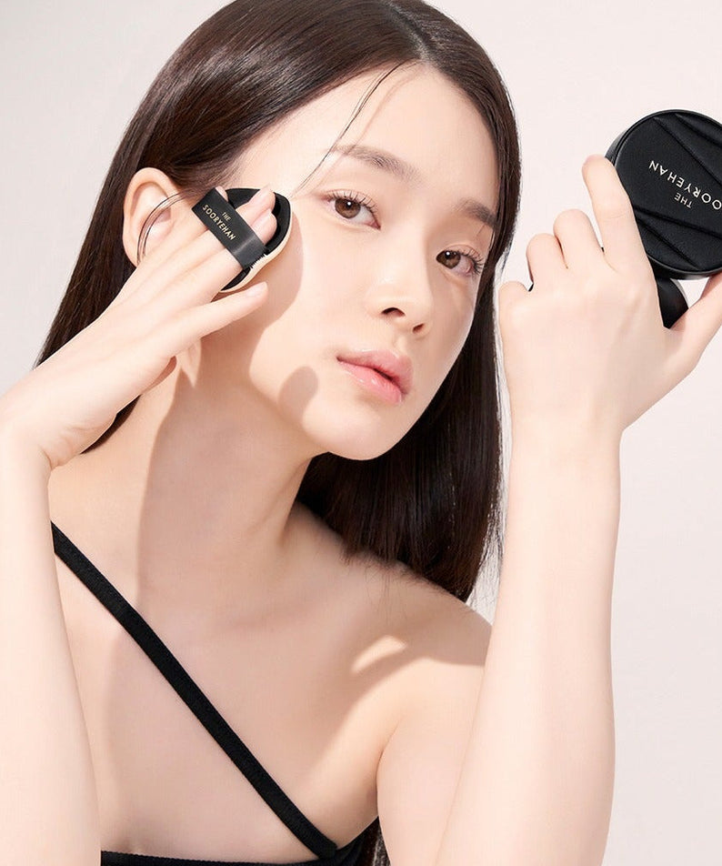 Woman applying SOORYEHAN The Black Tension Fit Mesh Cushion 13g for flawless skin.