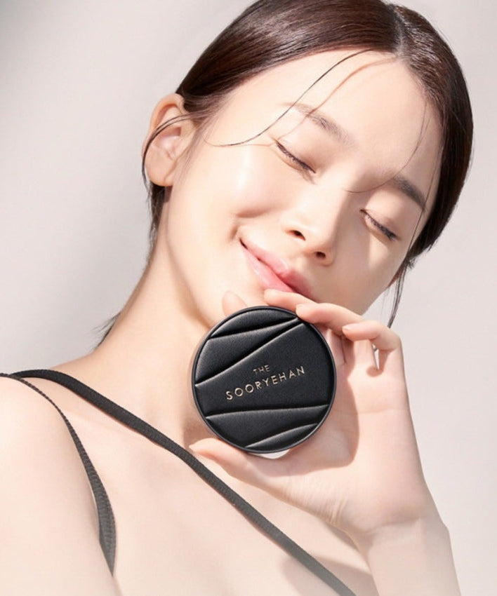 Model holding SOORYEHAN The Black Tension Fit Mesh Cushion 13g