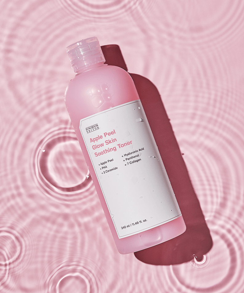 SUNGBOON EDITOR Apple Peel Glow Skin Soothing Toner 340ml in pink bottle placed on rippled water background.