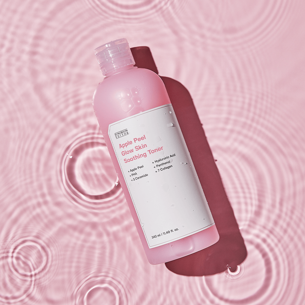 SUNGBOON EDITOR Apple Peel Glow Skin Soothing Toner 340ml in pink bottle placed on rippled water background.