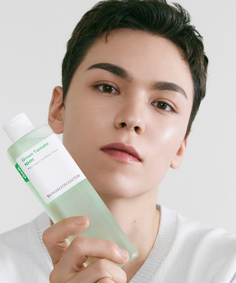 SUNGBOON EDITOR Green Tomato NMN Pore Hydro Soothing Toner 350g held by a person with clear complexion, 350g bottle shown.