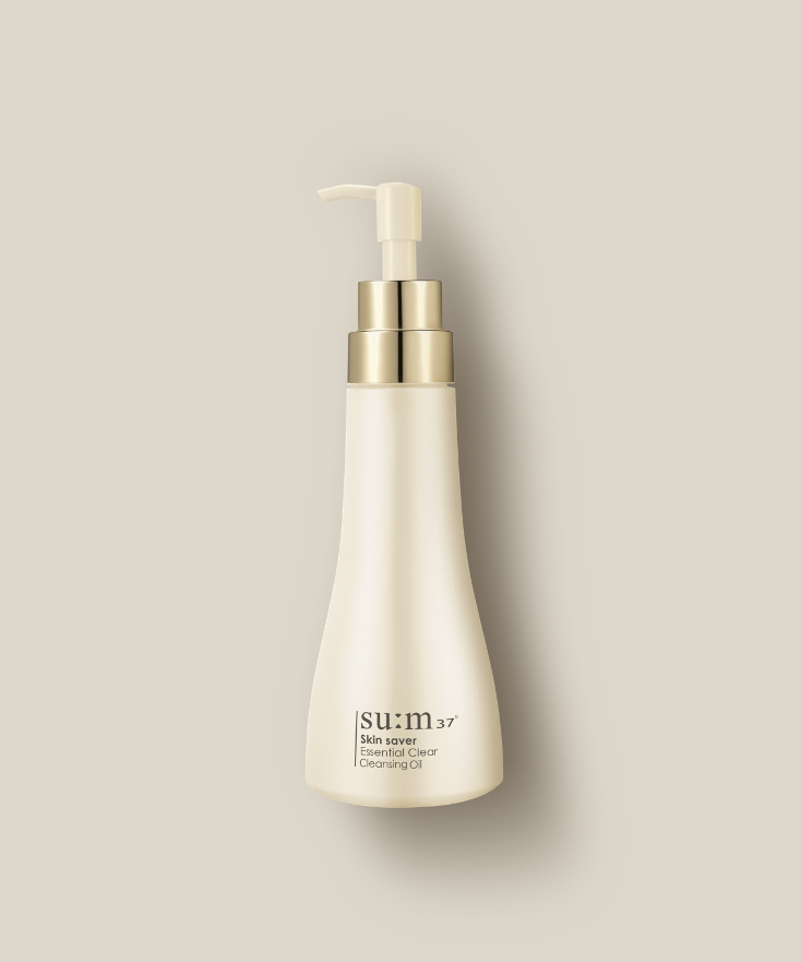 SU:M37 Skinsaver Essential Clear Cleansing Oil 250ml bottle, premium skincare product with a golden pump, isolated on beige background.
