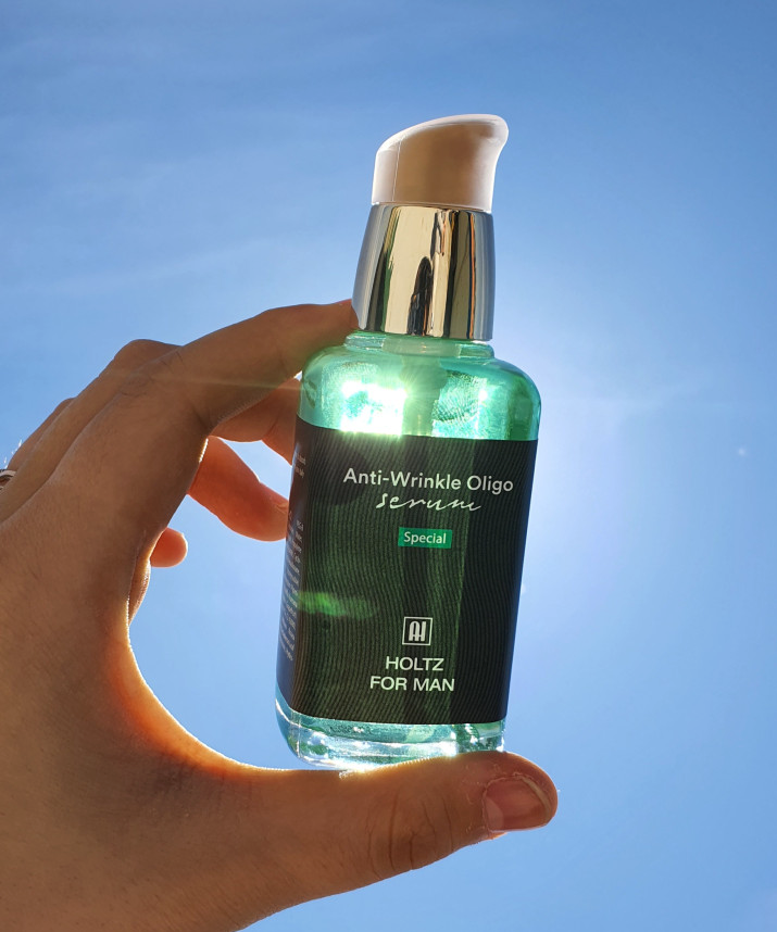 ANNA HOLTZ For MenOligo Force Serum 60ml held against sky by Gentleman Korea for men’s anti-wrinkle skincare