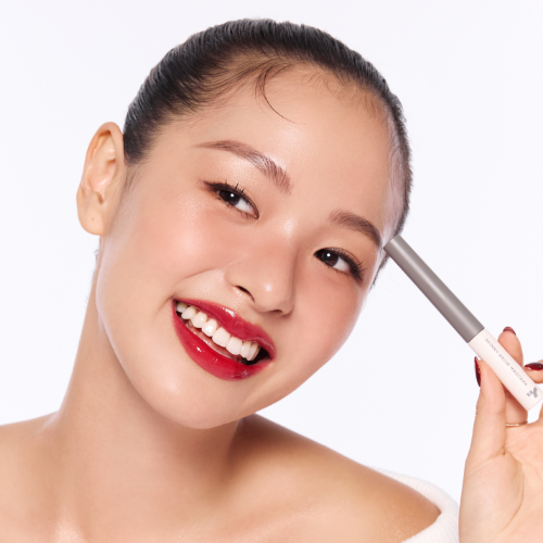 Woman using TONY MOLY Eye Tone Skinny Brow Mascara for defined brows