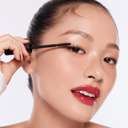 Model applies TONY MOLY Eyetone Curl Correcting Mascara for enhanced lash curl and definition.