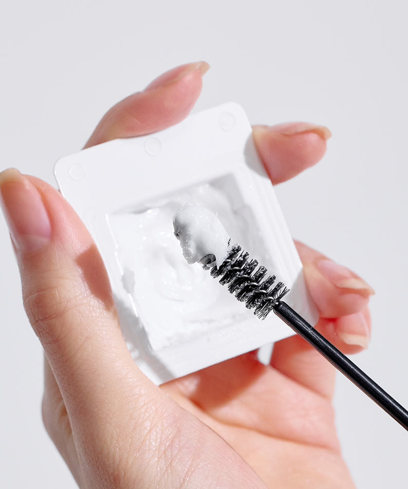 TOOQ Easy And Gentle Bleach in use with an applicator brush for hair treatment.