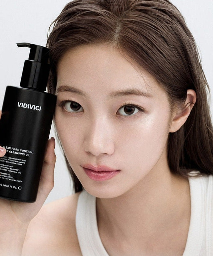 Model holding VIDIVICI Clear Pore Control Deep Cleansing Oil 300ml bottle