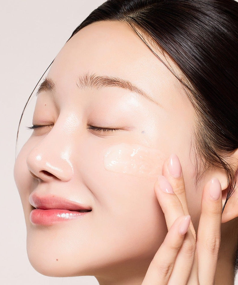 Woman applying VIDIVICI Face Clear Rich Melting Cleansing Balm 100ml for smooth and radiant skin.