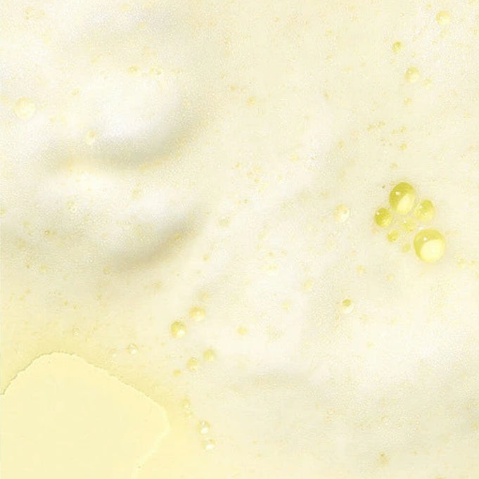 Texture of VT COSMETIC Niacinamide Glutathione Yellow Microbubble Serum 70ml highlighting vibrant yellow bubbles and smooth serum.