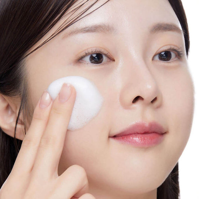 Woman using VT COSMETIC Niacinamide Glutathione Yellow Microbubble Serum 70ml on her face for skincare