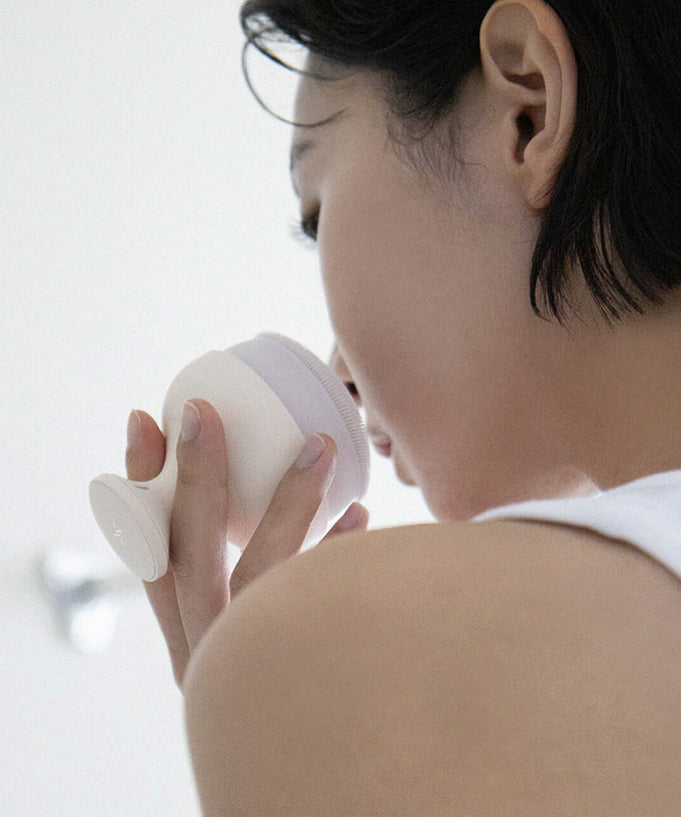 Person using XOUL Silky Smoothing Cleansing Ball on skin