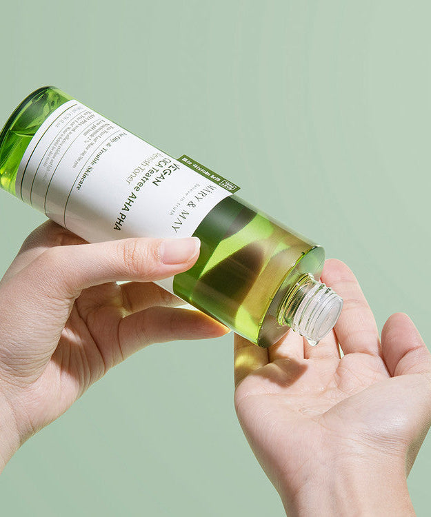 Person pouring MARY & MAY Vegan CICA Teatree AHA PHA Blemish Toner 200ml onto hand