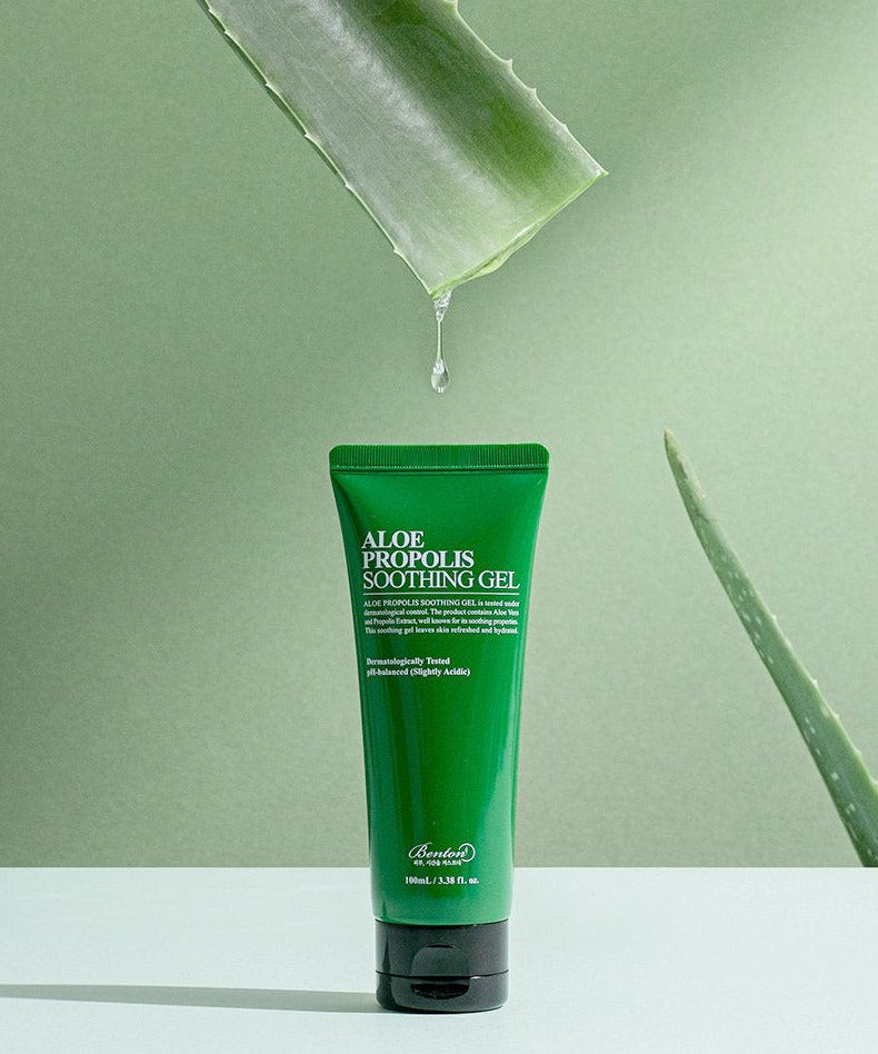 BENTON Aloe Propolis Soothing Gel 100ml with aloe vera leaf dripping gel, ideal for sensitive and dry skin nourishment and hydration.