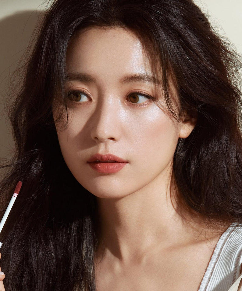 Woman applying DEAR DAHLIA Dream velvet Lip Cloud