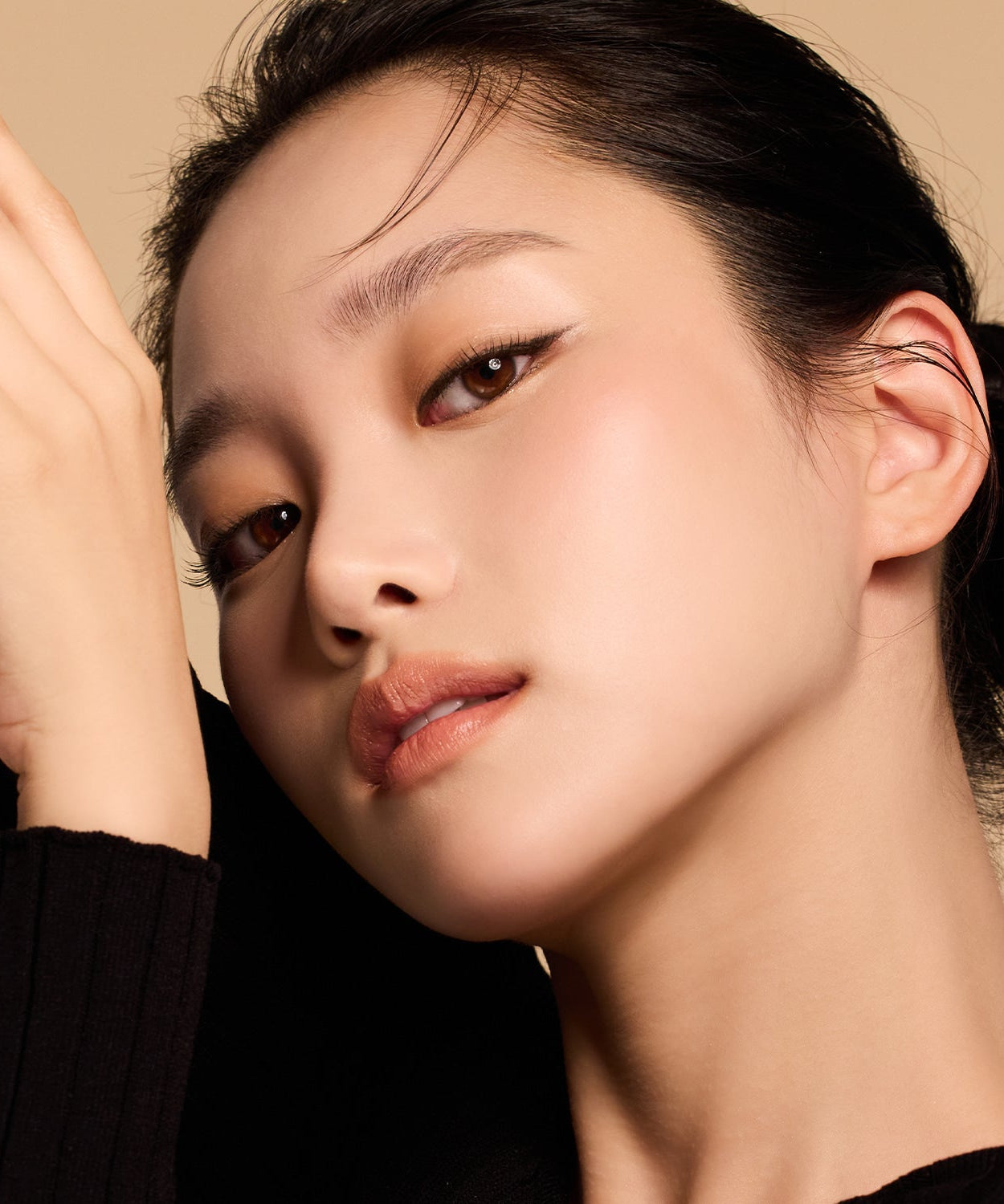 Model showcasing DEAR DAHLIA Perfect Desighning Eyeliner Pencil with a flawless, elegant eye makeup look.