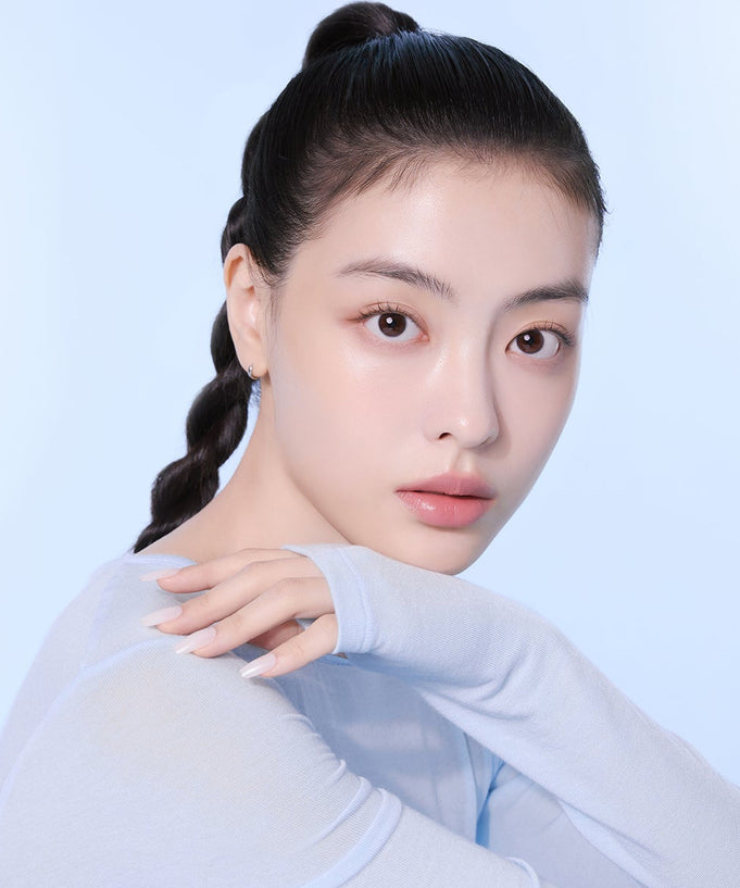 Woman with flawless skin using ESPOIR EASY BLENDING CONCEALER