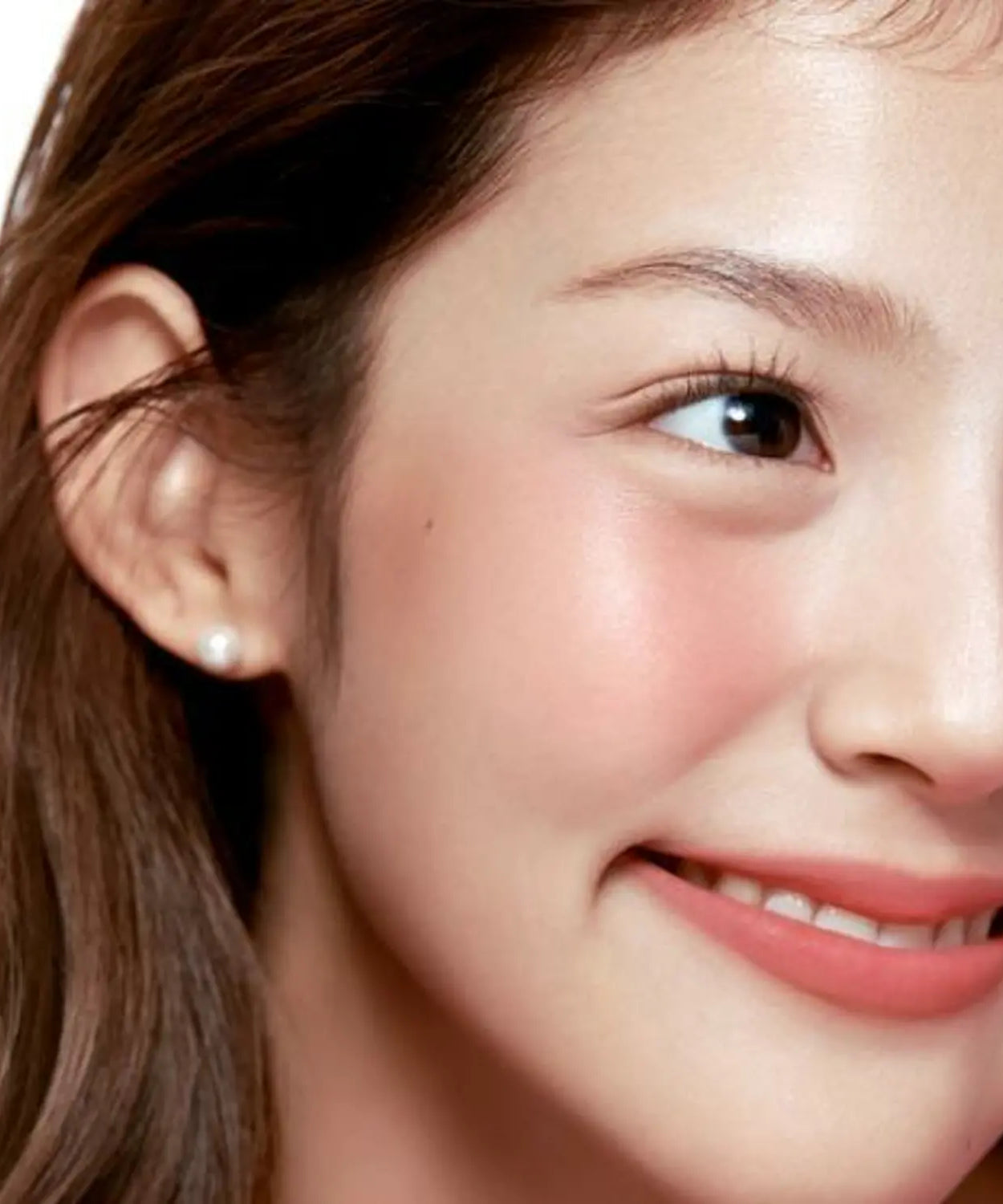 Smiling woman wearing FWEE Lip & Cheek Blurry Pudding Pot with a natural blush look.