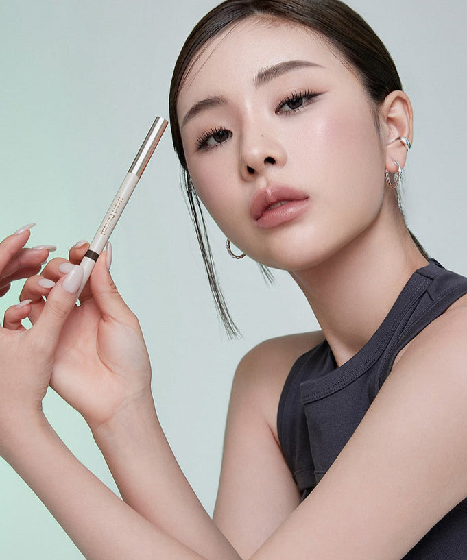 HEART PERCENT Dot On Mood Gel Eyeliner Pencil held by a model showcasing its sleek design and application results.