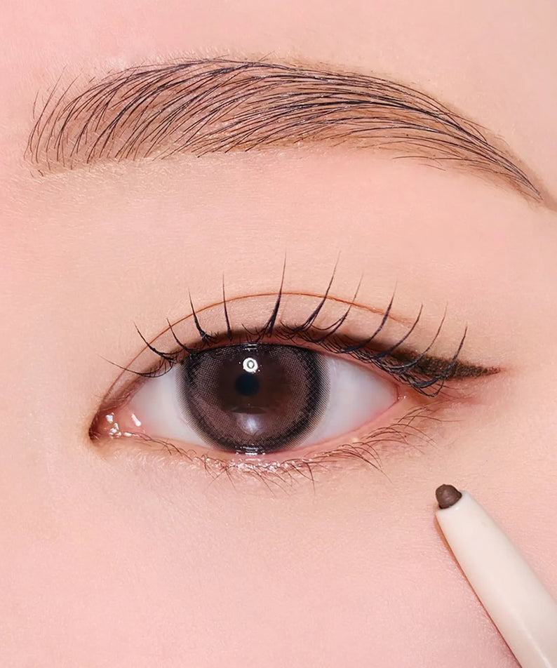 Close-up of eye using HEART PERCENT Dot On Mood Contour Eyeliner Slim for precise makeup application.