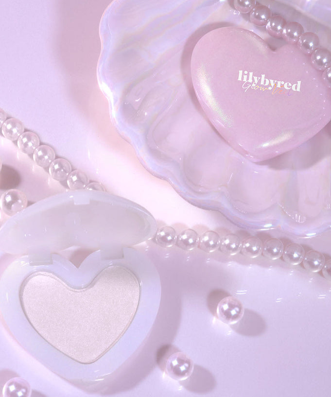 LILYBYRED Love Beam Glow Veil compact heart-shaped makeup with pearl accents, enhancing a soft and radiant glow.