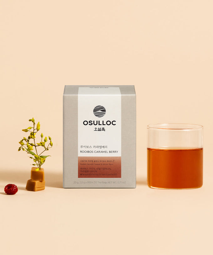 OSULLOC Rooibos Caramel Berry Tea 10p with glass of tea and caramel berry decoration.