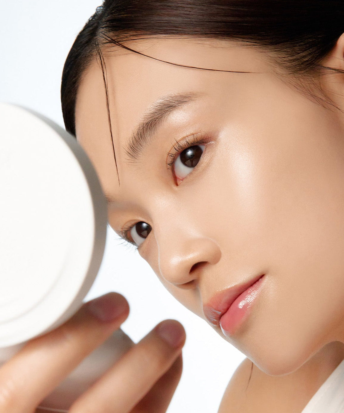 Woman holding PARNELL Cicamanu Serum Cushion 15g, highlighting skincare benefits. Perfect for a radiant, natural makeup look.