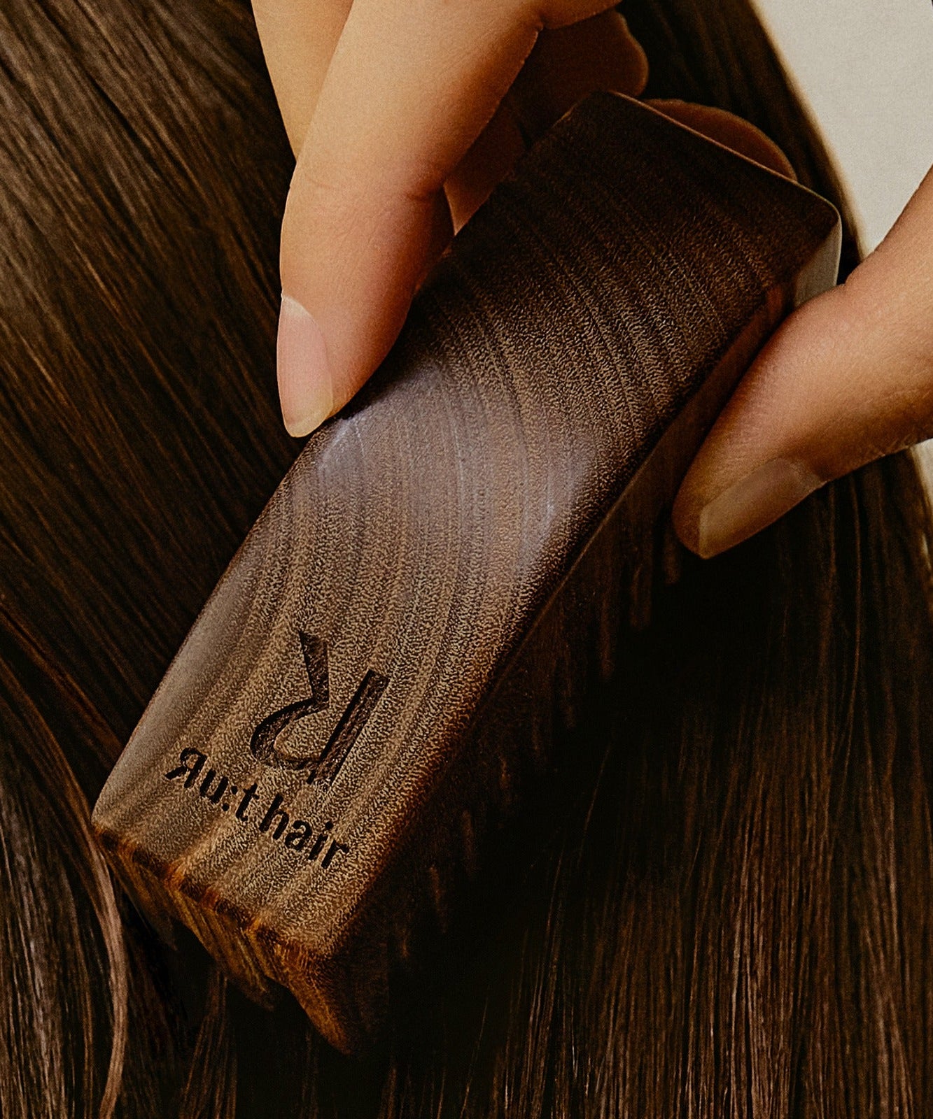 Combing hair with RU:T HAIR Green Tea Yucangmok Two-Tabit wooden brush